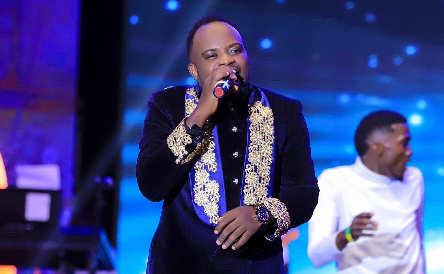 Kajjansi Stage Malfunctions, David Lutalo Tumbles and Nearly Fractures His Limb