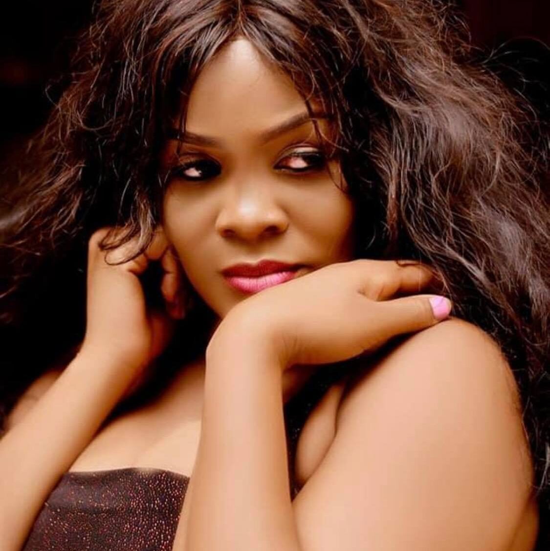 Sipapa’s ex-lover Brown Shugar tattoos new lover’s face on her back Sipapa’s ex-lover Brown Shugar tattoos new lover’s face on her back